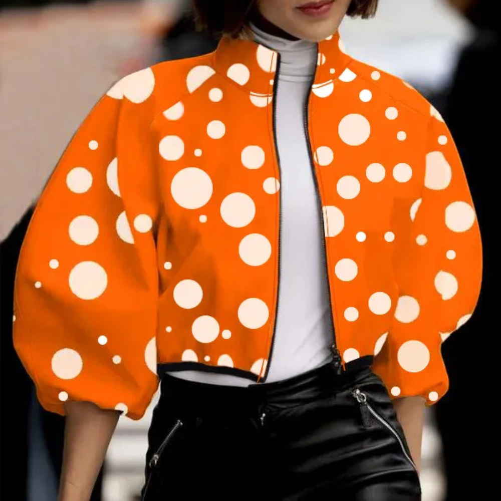 Versatile casual short jacket for women, ideal for layering and everyday stylish outfits. Modern design.