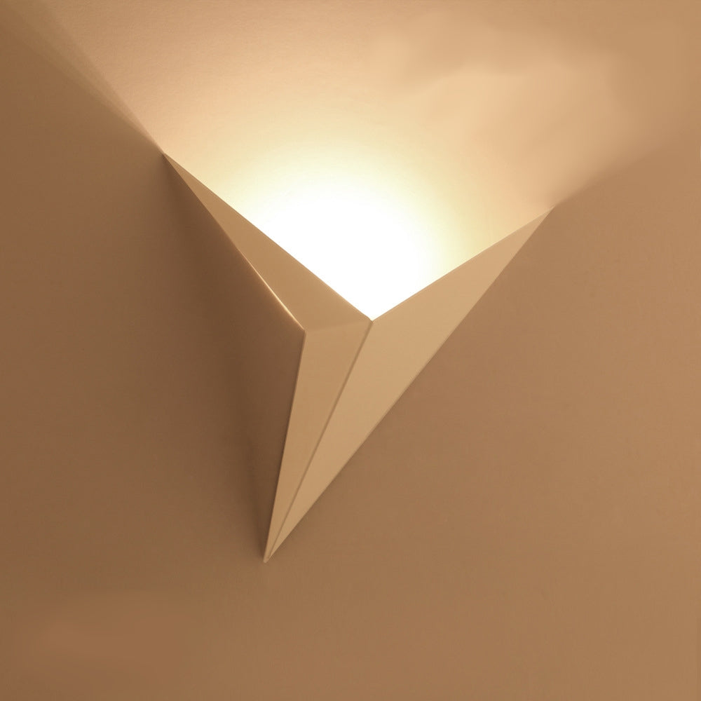 Black triangular LED wall light, modern and energy-efficient indoor lamp