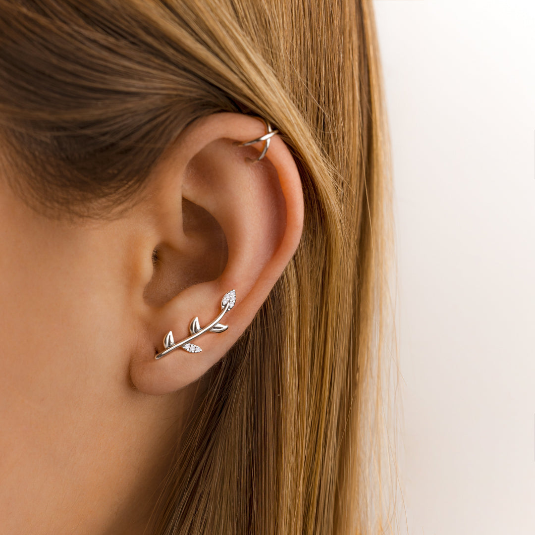 Effortless women's U-shaped ear clips, modern gold tone, minimalist elegant fashion accessory.