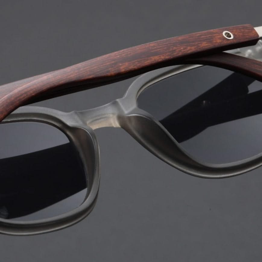 Fashionable unisex sunglasses, modern design, strong wooden arms, and scratch-resistant lenses.