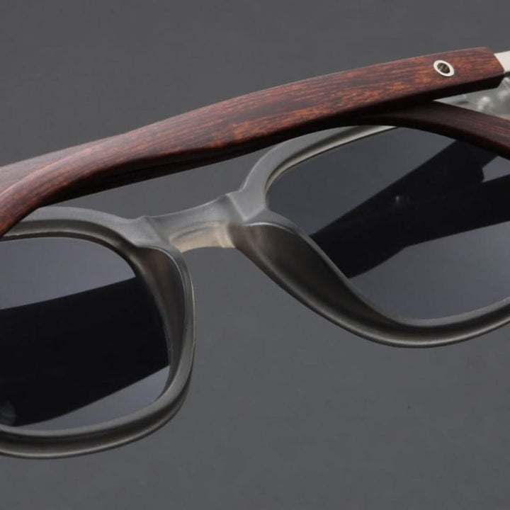 Fashionable unisex sunglasses, modern design, strong wooden arms, and scratch-resistant lenses.