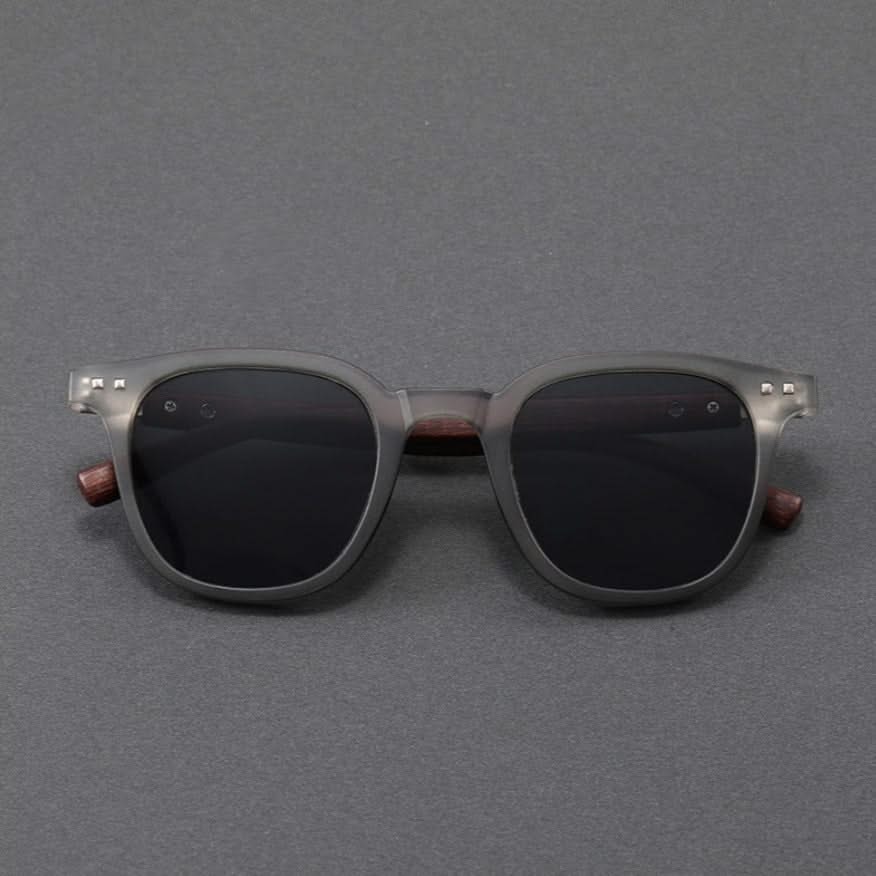 Trendy unisex eyewear, modern style, wooden arms, and high-performance scratch-resistant lenses.