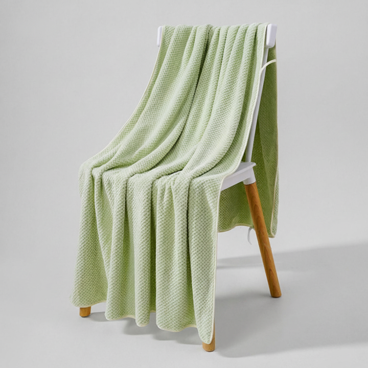 Breathable coral fleece bath towel, designed for fast drying and ultimate comfort in any setting.