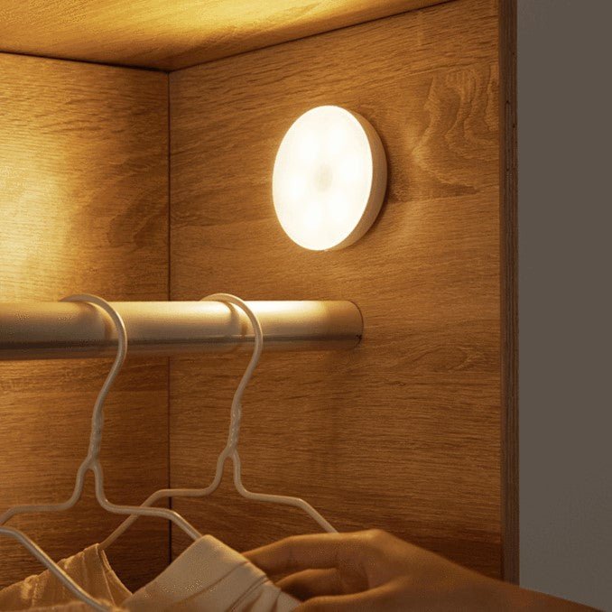 MoveLight smart motion sensor LED light, wireless, battery-powered, ideal for closets & hallways.