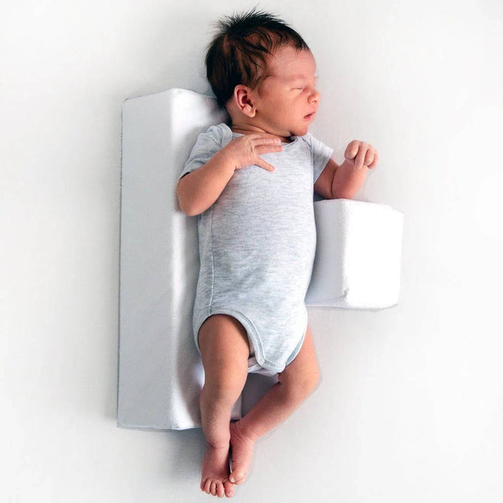 Safe sleep wedge providing secure side positioning and support for newborns.