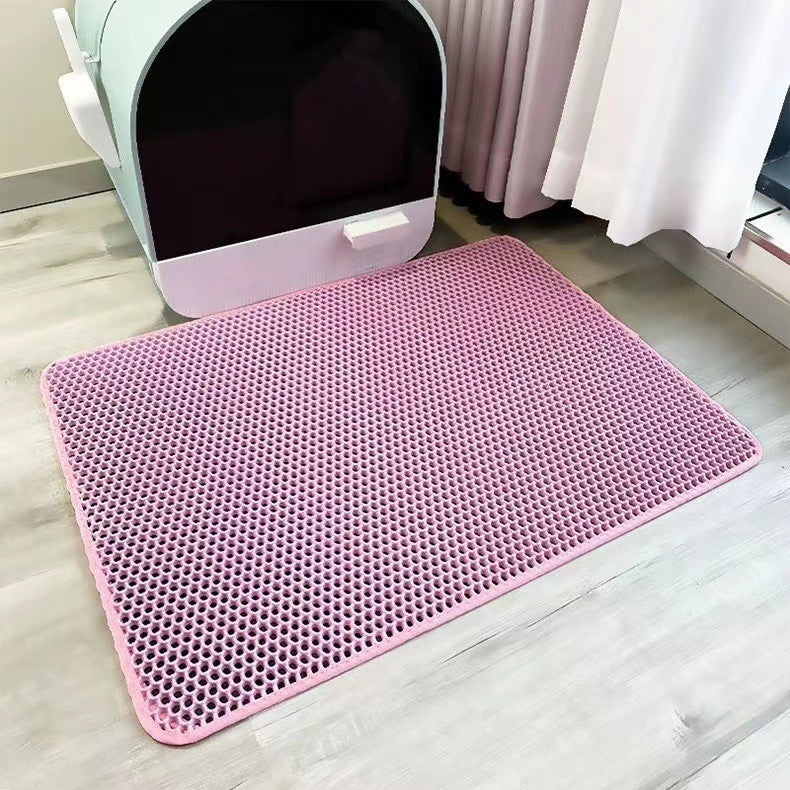 Close-up of a double-layer cat litter trapping mat with honeycomb design, efficiently catching scattered litter for pet owners.