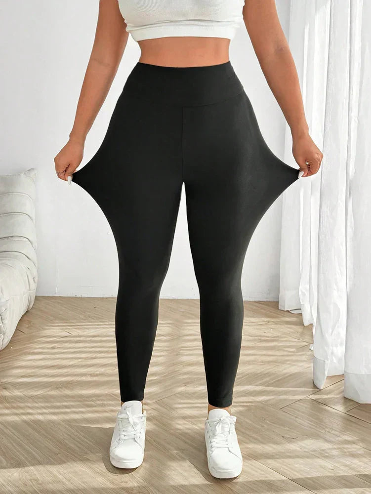 Black plus size sporty activewear leggings with a comfortable high waist and practical pockets for women.