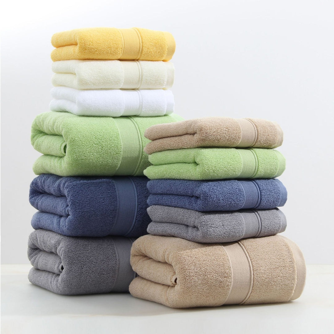 Thick, soft white cotton bath towel, perfect for daily use and adding luxury to your bathroom decor.