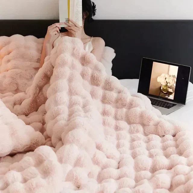 Elegant faux fur anti-pilling blanket, suitable as a travel blanket or for luxurious home use