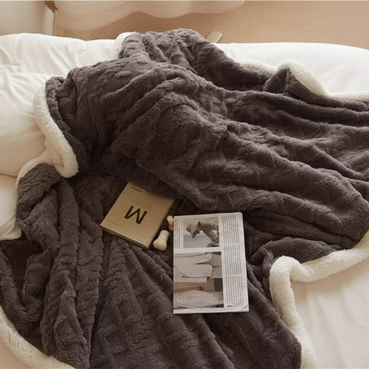 Double-sided lambswool & flannel blanket, extra soft, for superior warmth and stylish home decor.