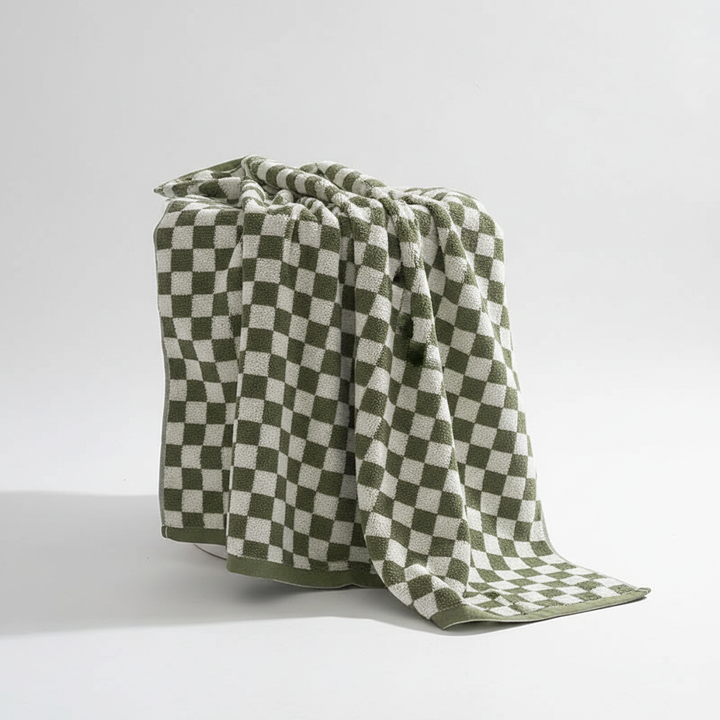 Detail of the lightweight, absorbent cotton bath towel texture, perfect for a luxurious bathroom experience.