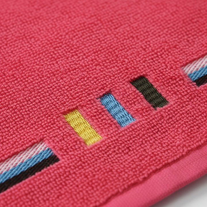 Close-up of the textured weave of the luxury cotton towel, showing its durable and soft quality.
