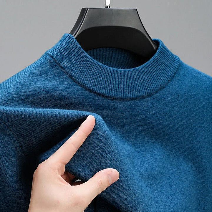 High-quality men's premium cashmere sweater, featuring a stylish crew neck and elegant hem.