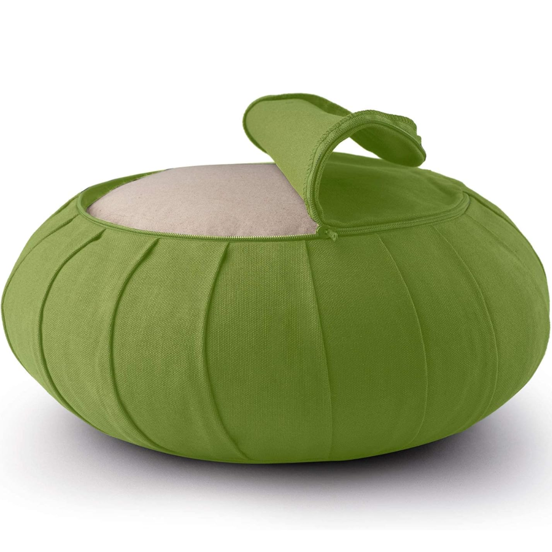 Round meditation cushion in organic cotton with buckwheat hulls, providing stable support for yoga & mindfulness.