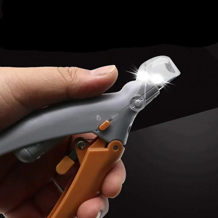 SafeClip pet nail clippers for dogs & cats, featuring an LED light to prevent over-cutting & ensure safe home grooming.