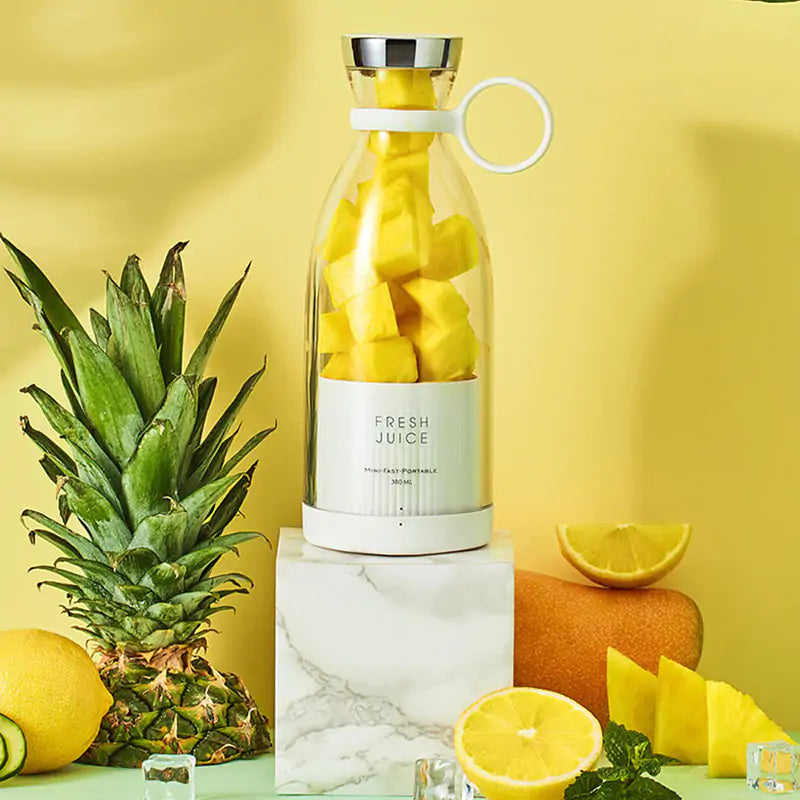 Unisex portable smoothie maker, perfect for anyone seeking healthy, on-the-go drinks.