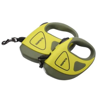 Pet's retractable leash with LED, a must-have for safe, illuminated walks with your furry friend.