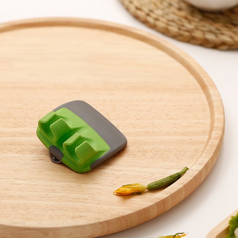 Enjoy safe & fast food prep with this ergonomic vegetable peeler and its protective finger guard design.
