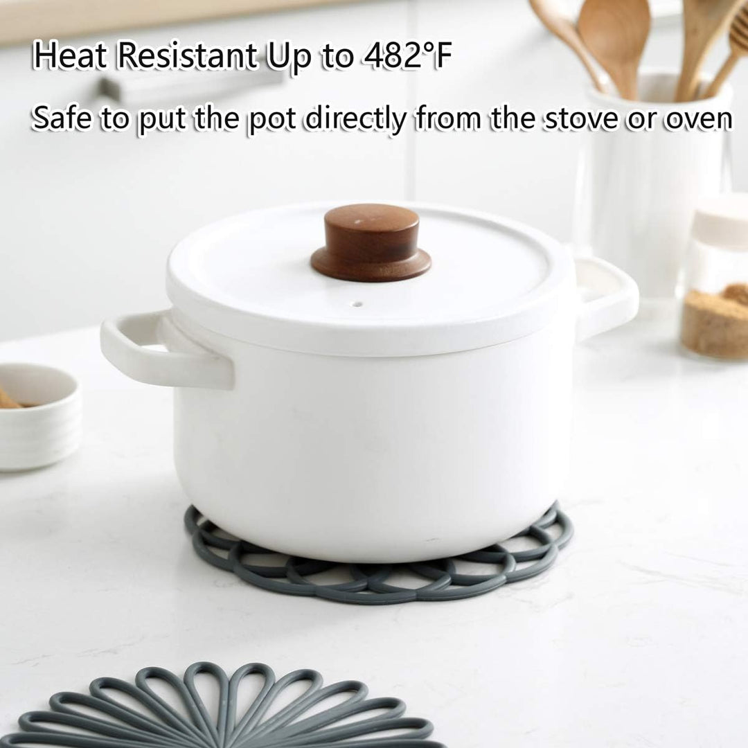 Keep tables pristine with this set of 3 heat resistant silicone cup mats, easy to clean