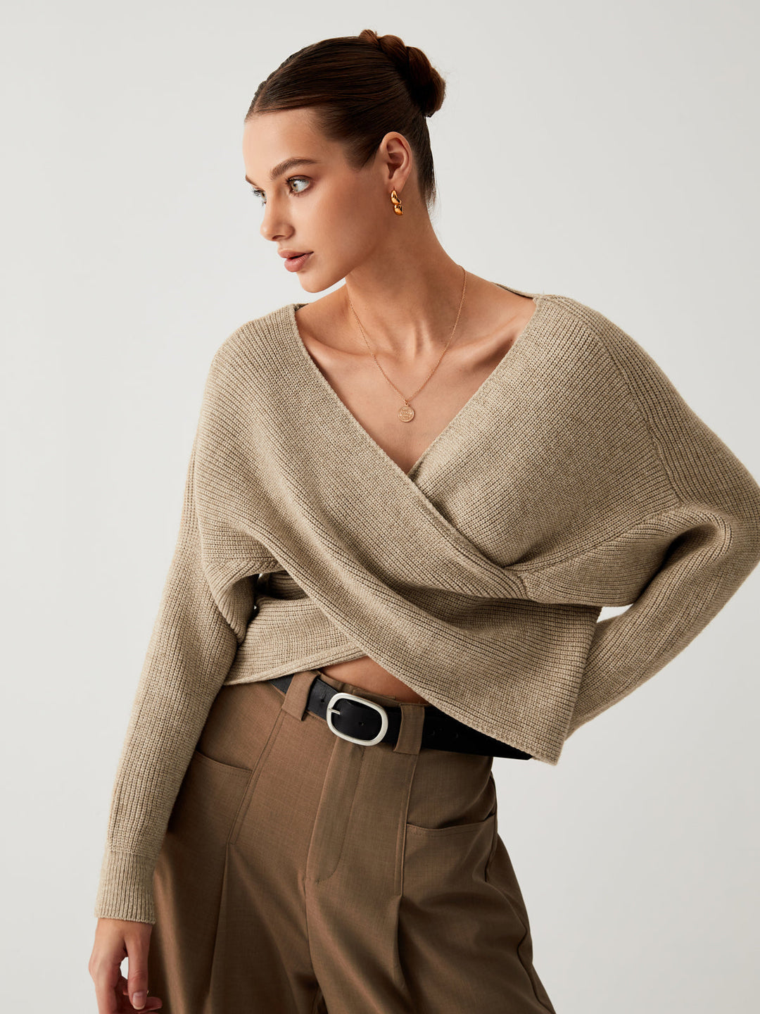 Fall fashion women's sienna oversized sweater, a warm & cozy knit essential for winter outfits.