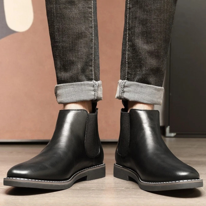 Men's comfortable chelsea boots in black, perfect for a versatile, casual, and fashionable look.