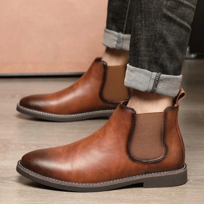 Men's versatile footwear: black chelsea boots with a sleek design, ideal for a comfortable urban look.