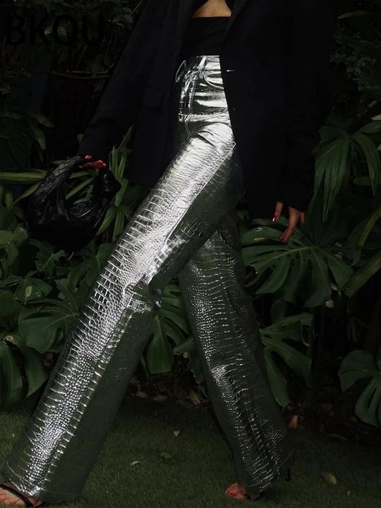 Stylish women's slim fit pants, sleek for modern fashion. Versatile and comfortable for any occasion.