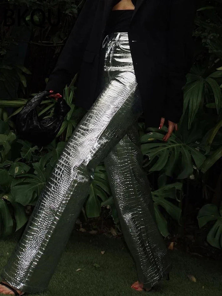 Stylish women's slim fit pants, sleek for modern fashion. Versatile and comfortable for any occasion.