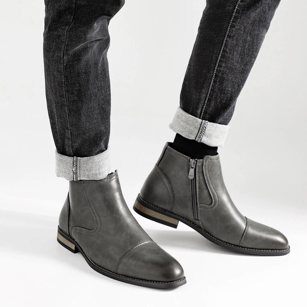 Comfortable & stylish men's black Chelsea boots with side-zip, ideal for casual fashion.