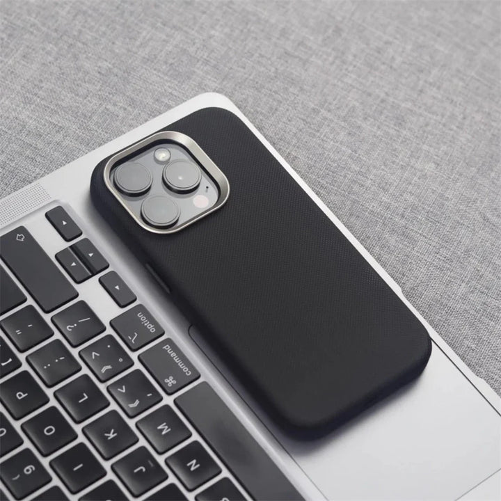 Slim protective smartphone case with secure grip, Magsafe compatible, ensuring optimal phone drop protection.
