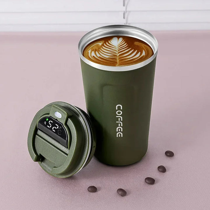 Ergonomic smart thermo mug in stainless steel, with an integrated digital temperature display.