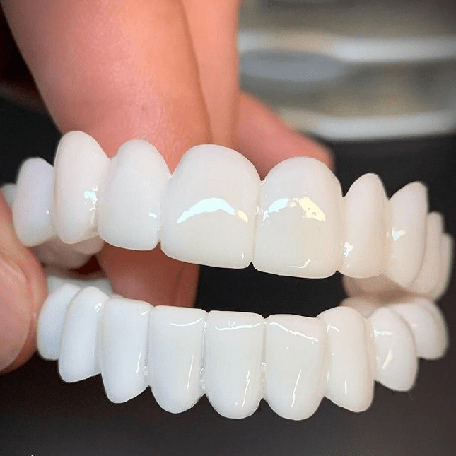 SMILEFLEX cosmetic tooth covers for an instant, whiter smile. Comfortable & reusable dental solution for confidence.