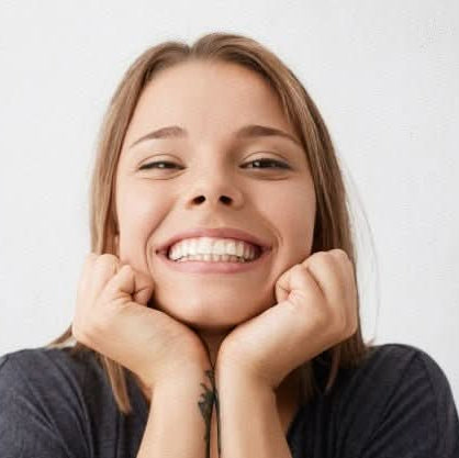 Reusable SMILEFLEX cosmetic teeth covers for a brighter, whiter smile. Easy to use dental beauty accessory.