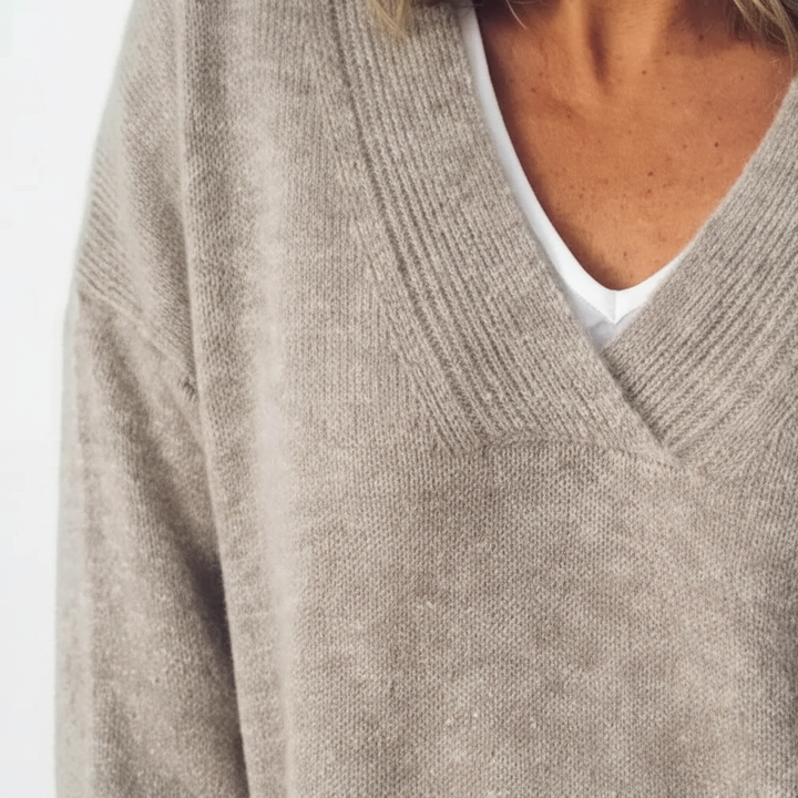 Relaxed fit V-neck women's sweater in luxuriously soft cashmere for casual elegance