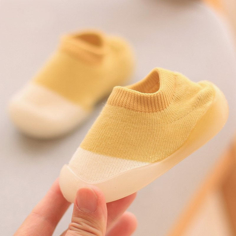 Warm knitted toddler anti-slip shoes, ideal for keeping little feet snug and secure
