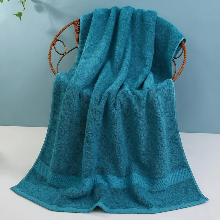 Texture shot of a Schnelltrocknendes cotton bath towel, highlighting its quick-dry weave