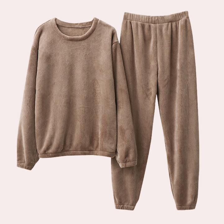 Soft & warm women's pajama set, ideal for cozy relaxation. Comfortable polyester sleepwear loungewear.