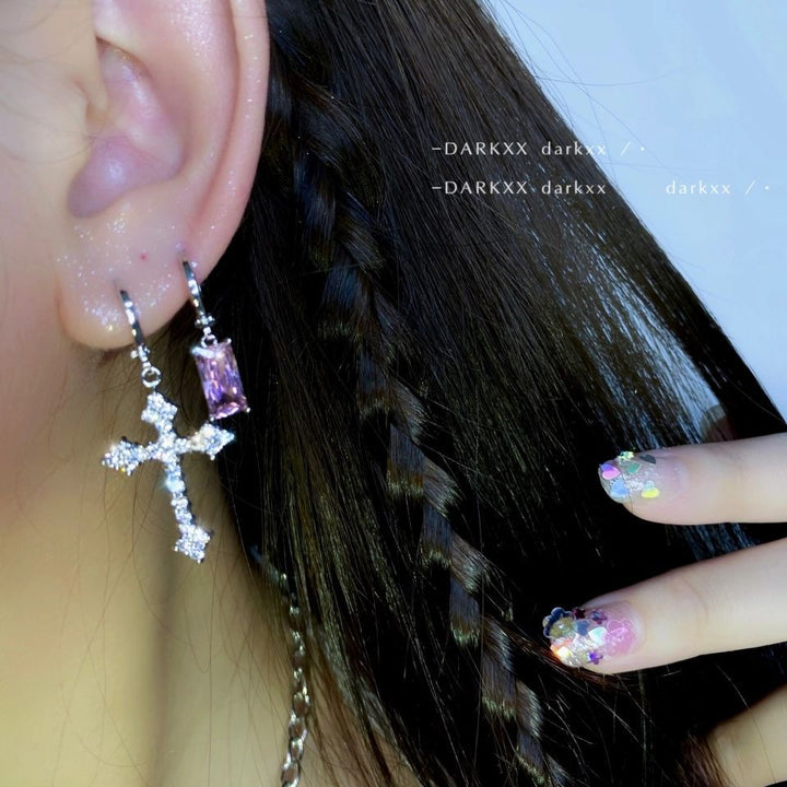 Shimmering rhinestone dangle earrings, a must-have elegant fashion accessory for women.