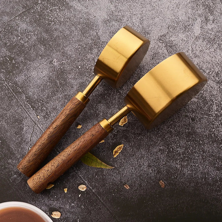 High-quality baking set: Essential measuring spoons with sturdy stainless steel and charming wood design.