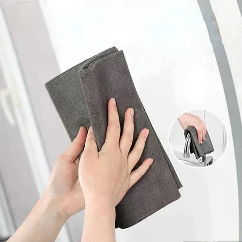 Streak-free microfiber glass & window cleaning cloth, perfect for mirrors & shiny surfaces. Eco-friendly & reusable.