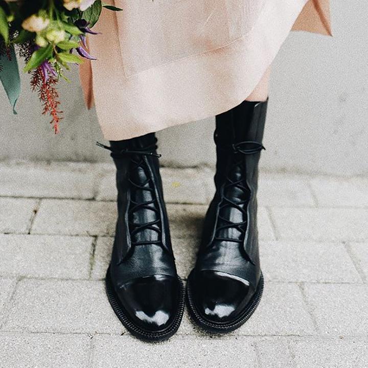 Detail shot: Liana women's refined high lace-up boots in black, showcasing fashionable daily wear.
