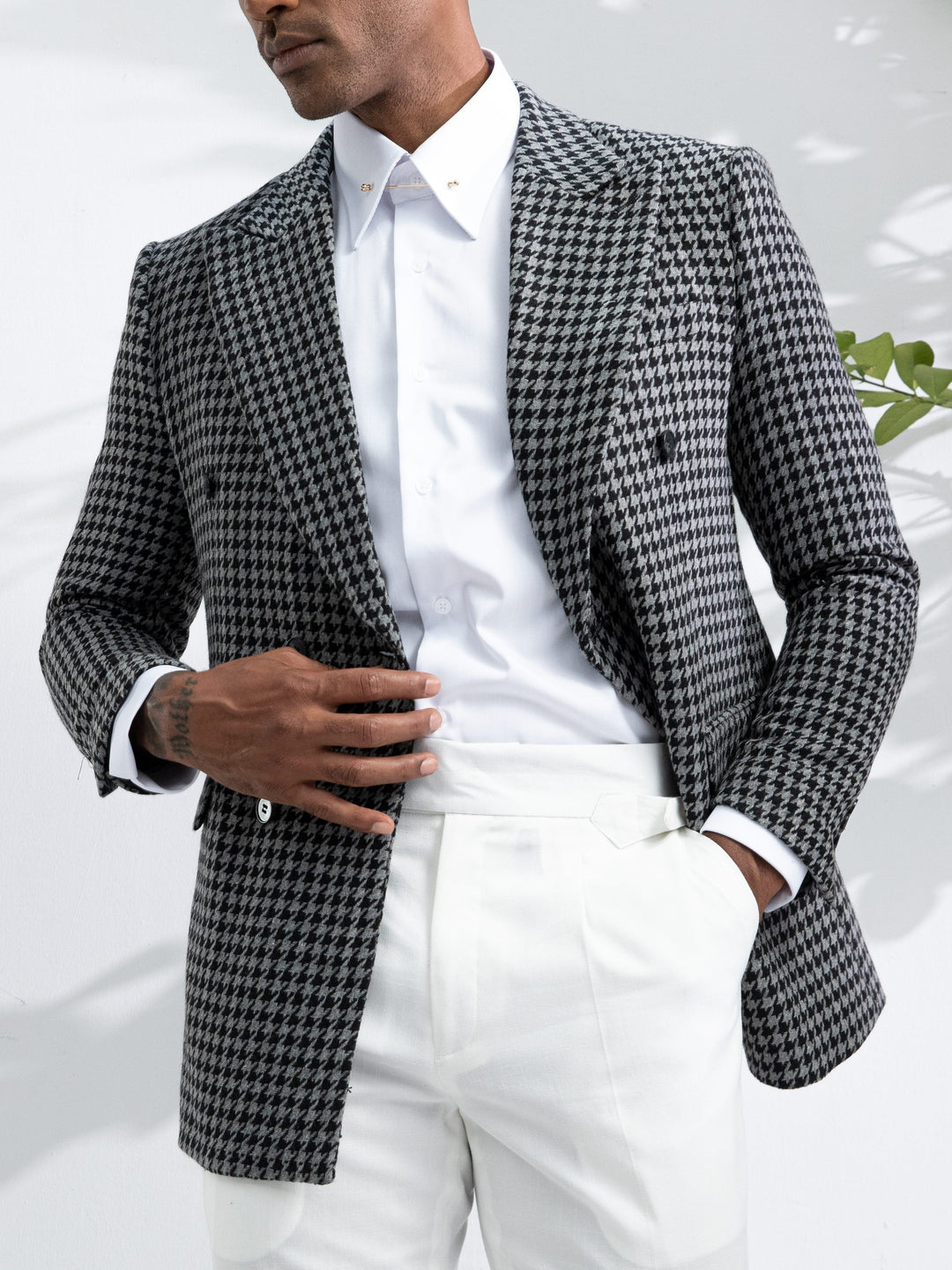 Men's checked blazer, enhancing a formal or smart casual outfit with classic and sophisticated style.