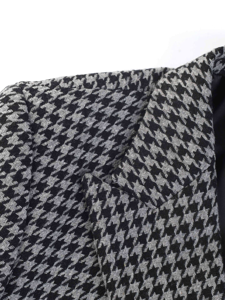 Elegant black and white checked men's blazer, ideal for a refined and sophisticated smart casual style.
