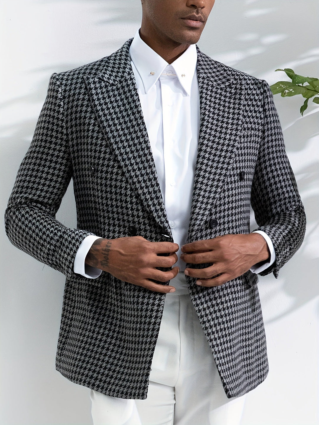 Classic men's checked blazer, offering a stylish & sophisticated silhouette for formal or casual wear.