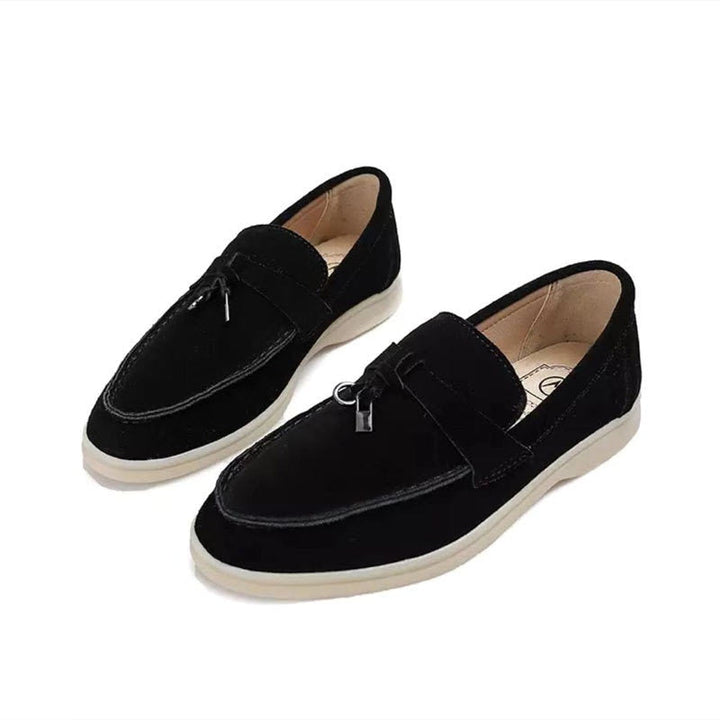 All-season women's loafers, boasting a sophisticated clasp and cushioned comfort for everyday elegant style.