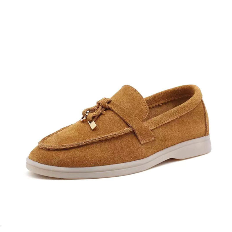 Versatile women's loafers: comfortable, slip-on design with an elegant clasp, great for any stylish occasion.