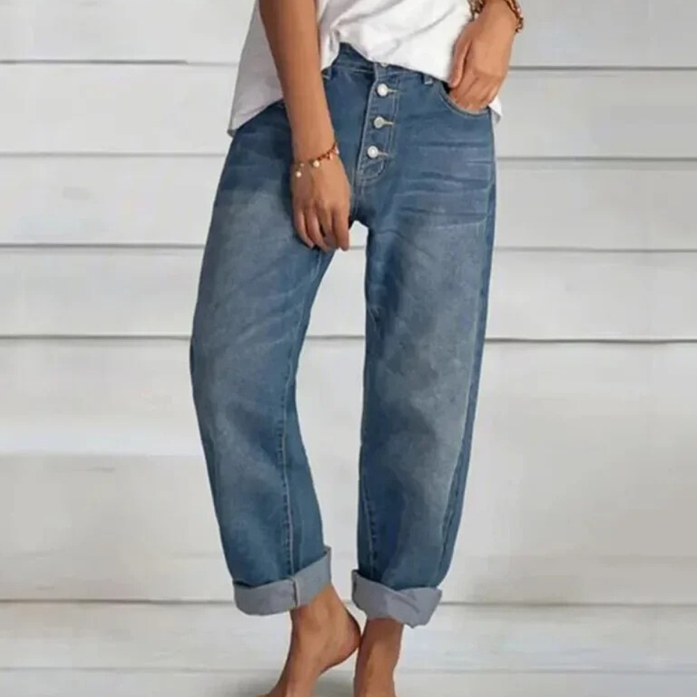 Versatile high-waist women's jeans in blue denim, perfect for stylish everyday wear. Fashionable & comfortable.