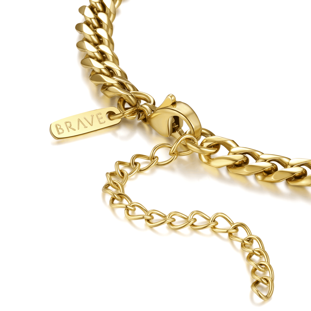 Sleek men's Cuban link necklace. Classic, durable men's chain, a stylish jewelry piece for fashion.