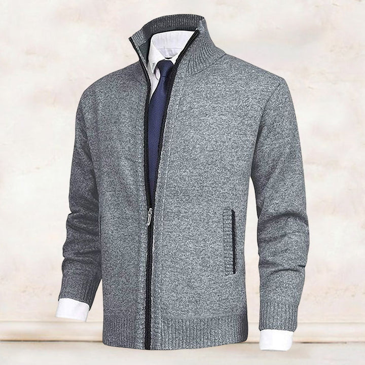 Stylish zip-up men's vest, essential outerwear for a trendy fall and winter look.