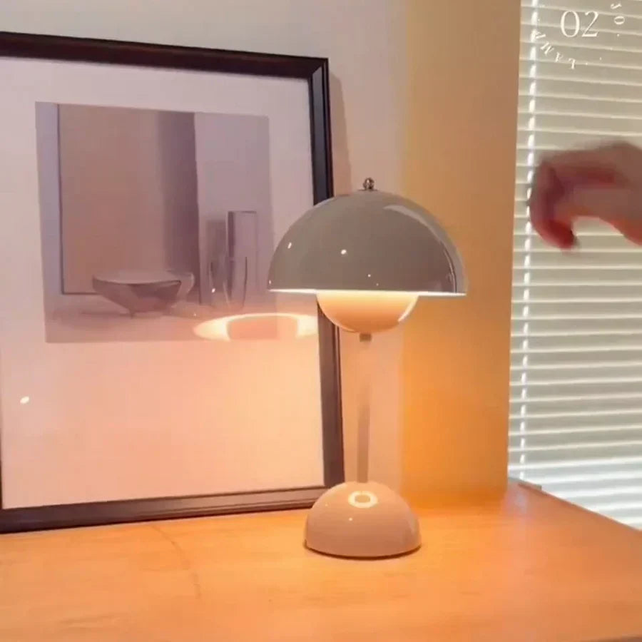 Paddestoelvormige design lamp. MushLuxe LED table lamp offers soft, dimmable ambient light for modern interiors.